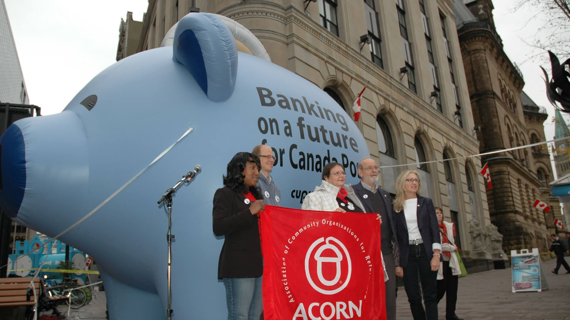 CUPW launched its postal banking campaign with a giant inflatable piggy bank in downtown Ottawa.